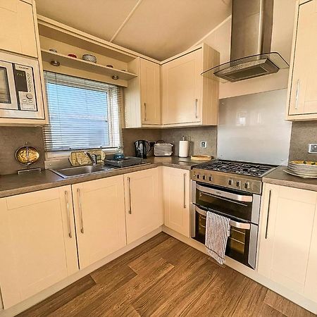 Wonderful 6 Berth Caravan For Hire By A Stunning Norfolk Beach Ref 19006Sd Scratby Exterior photo